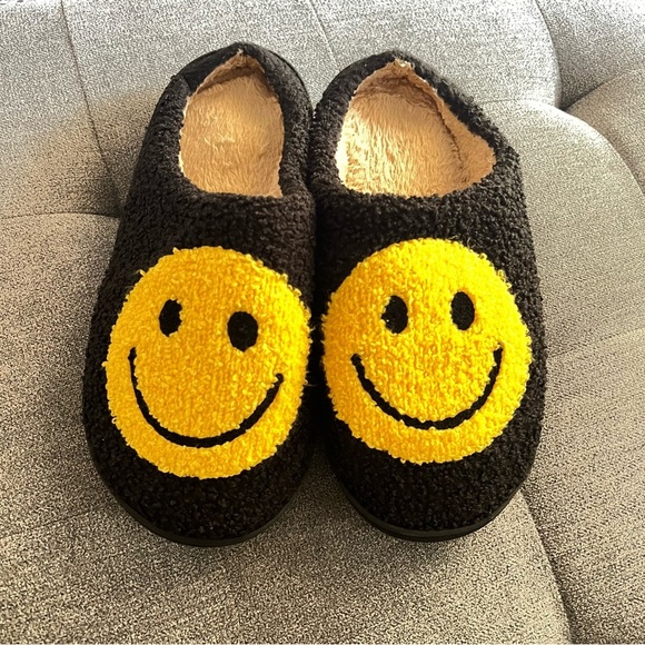 Smiley face Fuzzy Slippers, size Large 8/9US, wide width - Picture 1 of 9